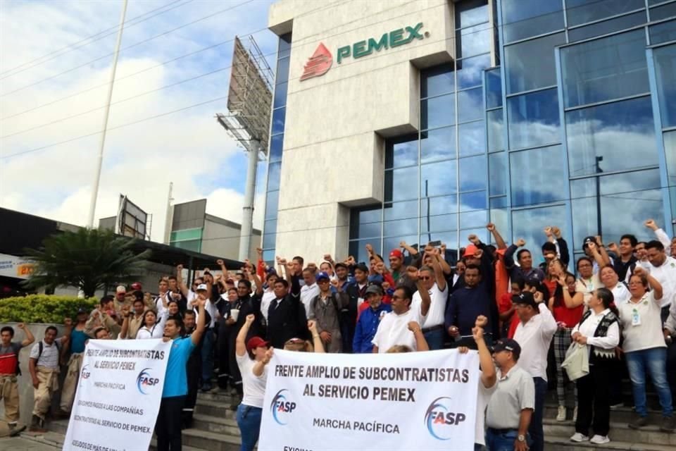 Trabajadores de empresas subcontratadas por Pemex realizaron una segunda protesta en menos de una semana por adeudos en Villahermosa, Tabasco.