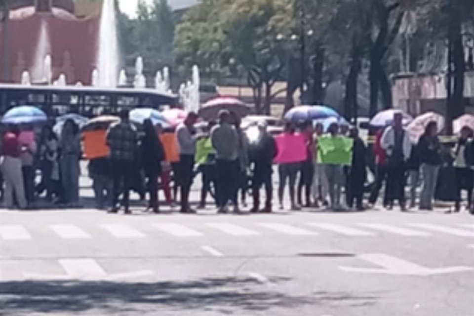 Locatarios de Plaza Izazaga 89, donde el Gobierno decomisó mercancía china, realizan bloqueos en el Centro para pedir se les deje trabajar.