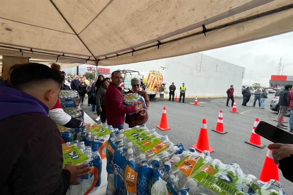 El Municipio entregó agua en uno de los campamentos base.