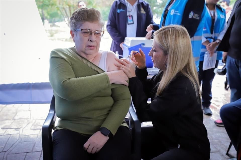 La titular de la Secretaría, Alma Rosa Marroquín, aplicó las primeras dosis contra la influenza y el Covid en la plaza Tampiquito.