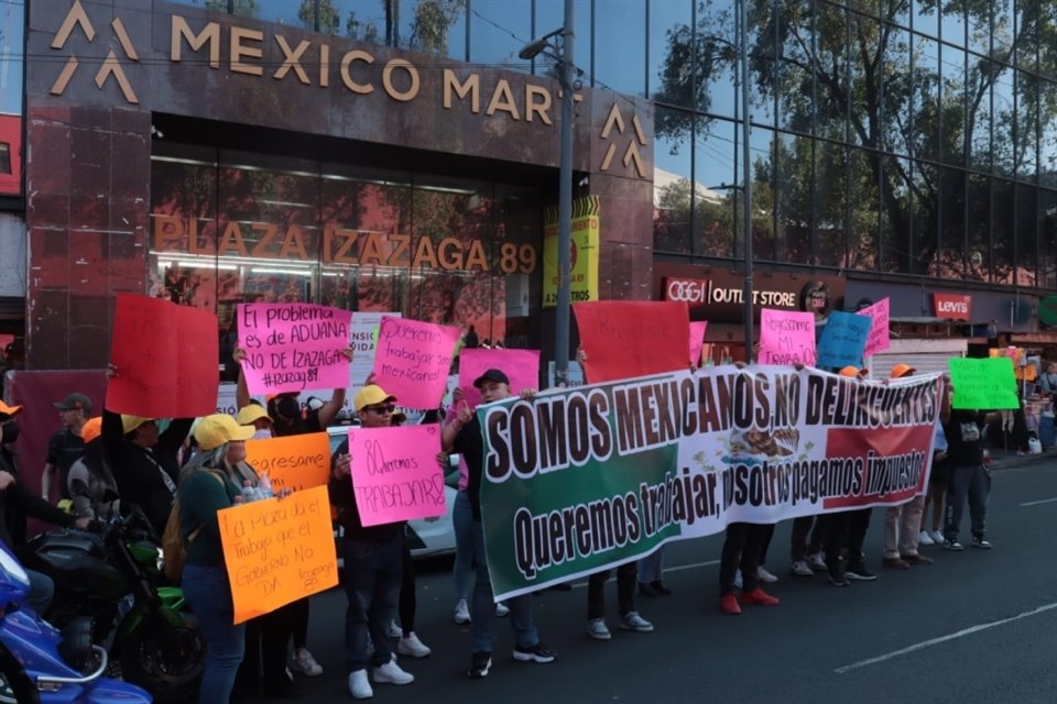 Locatarios de Izazaga 89 protestan en inmediaciones de la plaza.