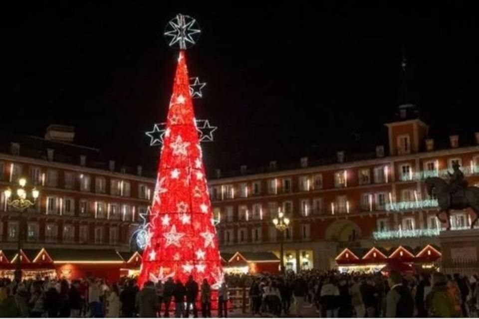 Así luce el árbol en Plaza Mayor de Madrid.