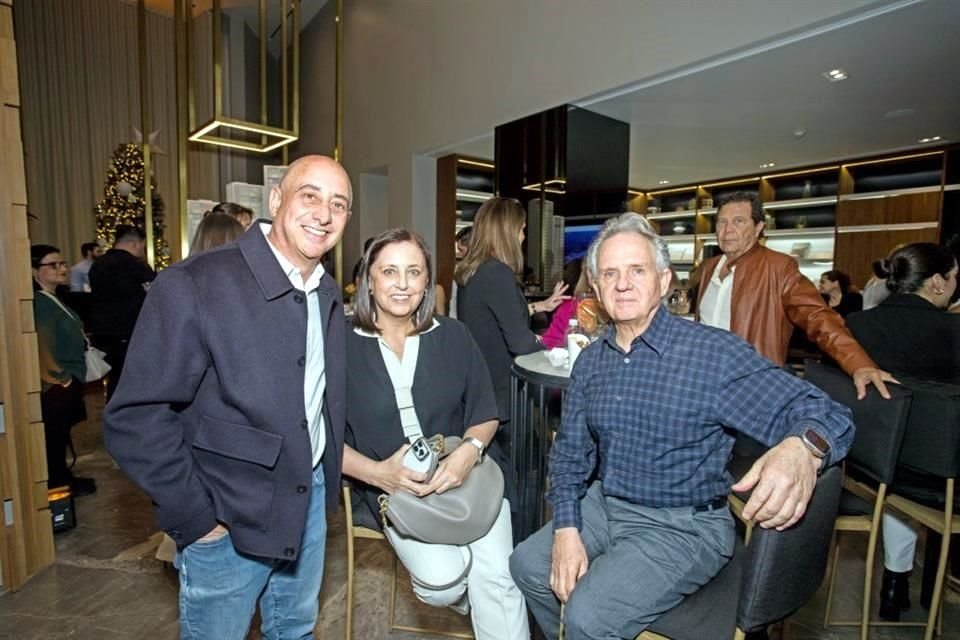 Ezequiel Farca, Adriana Alanís de Zambrano y Marcelo Zambrano.