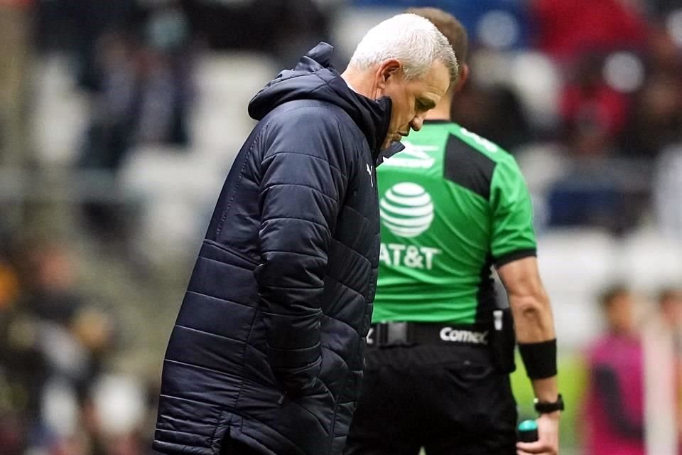Javier Aguirre fue cesado después de haber perdido con el Atlético de San Luis, aunque fue en temporada regular.