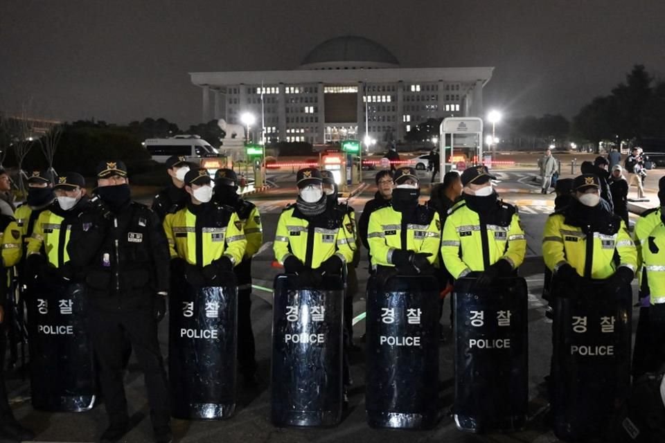 Policías resguardan la entrada al Parlamento de Corea del Sur, el 3 de diciembre del 2024.