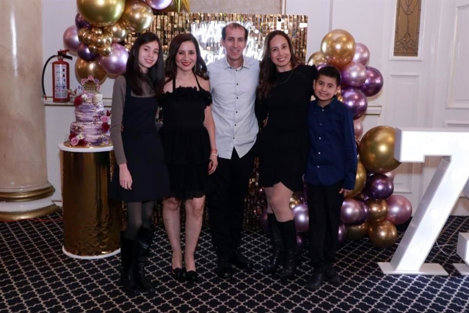 Isabela Mendoza, Verónica Mendoza, Roberto Mendoza, Nydia Martínez y Adrián Mendoza