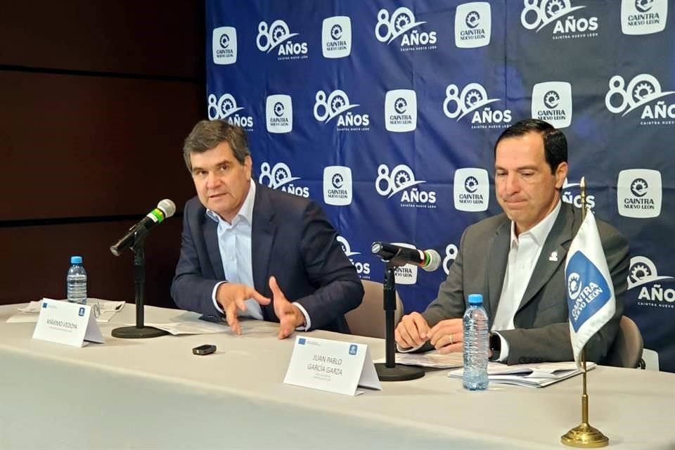 (De Izq. a der.) Máximo Vedoya, presidente de Caintra Nuevo León, y Juan Pablo García, director general del organismo.