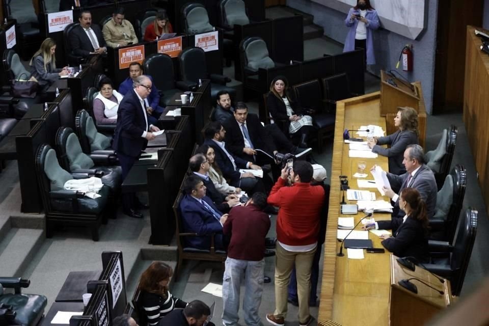 En el Congreso local, el grupo integrado por PAN (10 Diputados), PRI (10) y PRD (1) tienen 21 legisladores, mientras que MC tiene 10 y el bloque de la 4T, con Morena (9), Verde (1) y PT (1) suma 11.  