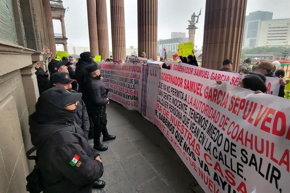 Los manifestantes exigen hablar con el Gobernador Samuel García.