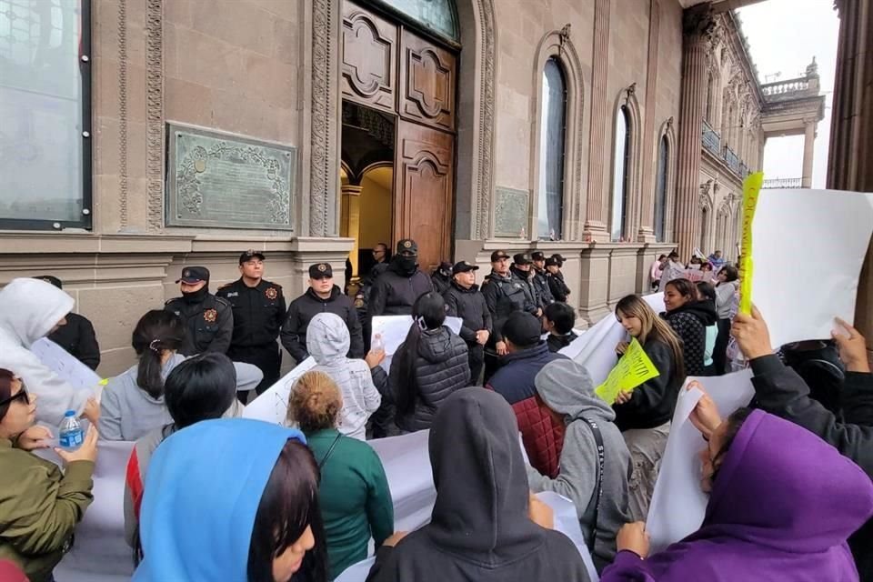 Los manifestantes exigen hablar con el Gobernador Samuel García.
