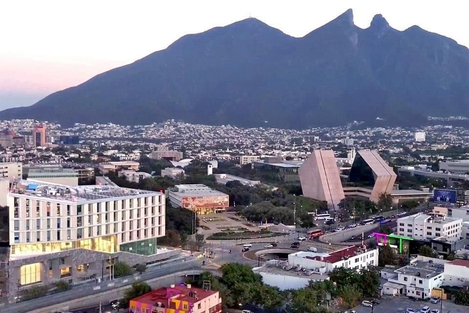 EXPEDITION FEMSA a un costado del Tecnológico de Monterrey.