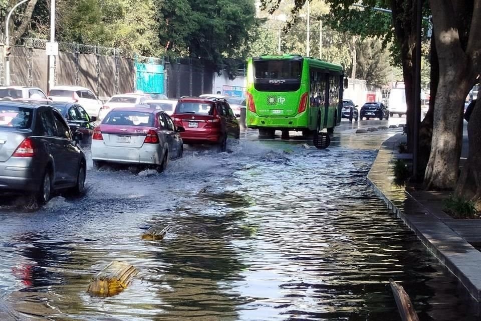 Parte del agua derramada generó una laguna sobre Alfonso Reyes al cruce con Avenida Revolución.