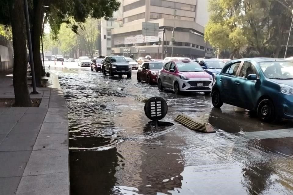 El torrente de agua potable terminó en el drenaje.