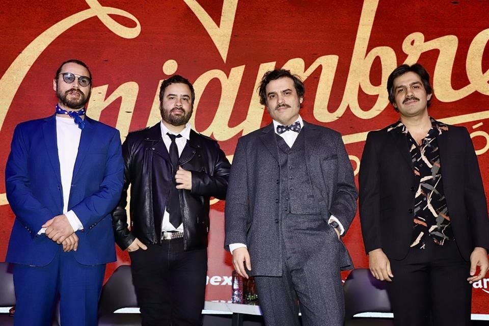 La banda Enjambre considera que ha sido difícil despegarse de su álbum 'Noches de Salón' para la creación de su próximo disco.