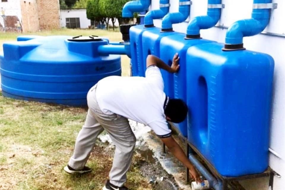 Sistema de almacenamiento de agua de lluvia en una escuela de Juárez.