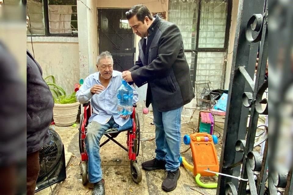 El Alcalde morenista Jesús Nava encabezó la entrega de agua embotellada.