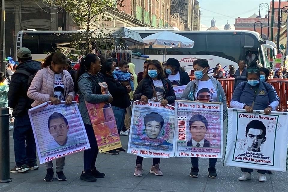 Apenas la semana pasada, padres de los 43 se reunieron con la Presidenta Claudia Sheinbaum en Palacio Nacional.