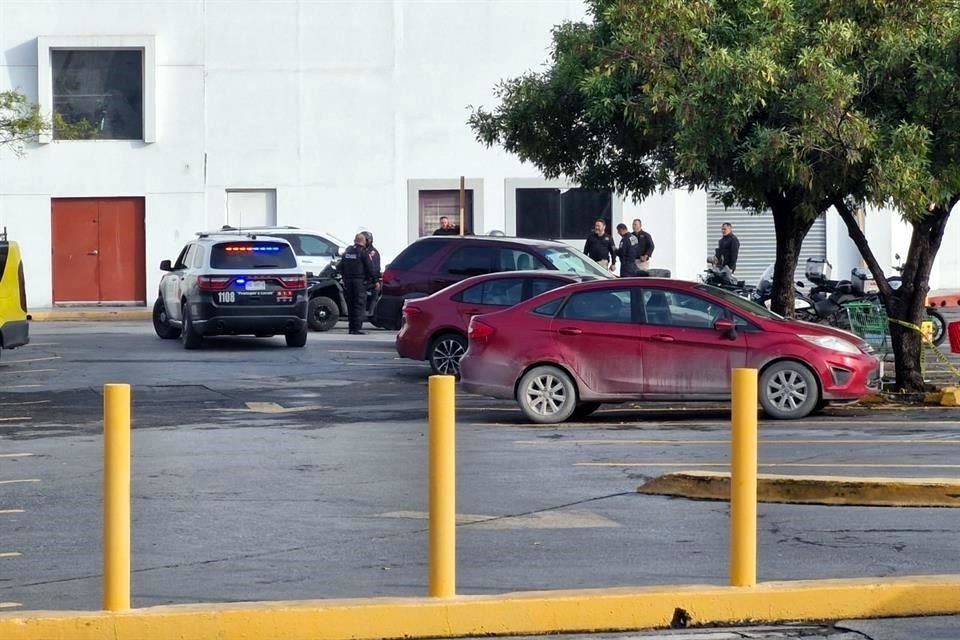 Un presunto robo, que sería una falsa alarma, moviliza a la Policía de San Pedro en el estacionamiento de Plaza Fiesta San Agustín.