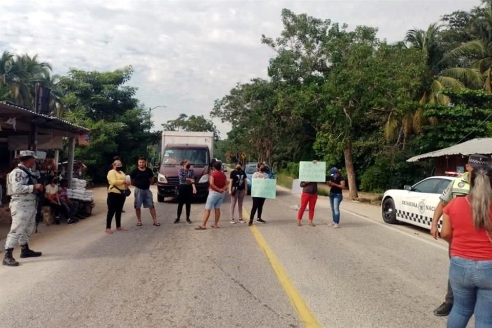 Pobladores de Petatlán, Guerrero, decidieron bloquear la vía federal Acapulco-Zihuatanejo para exigir la liberación de 5 pobladores que fueron plagiados este 4 de diciembre.