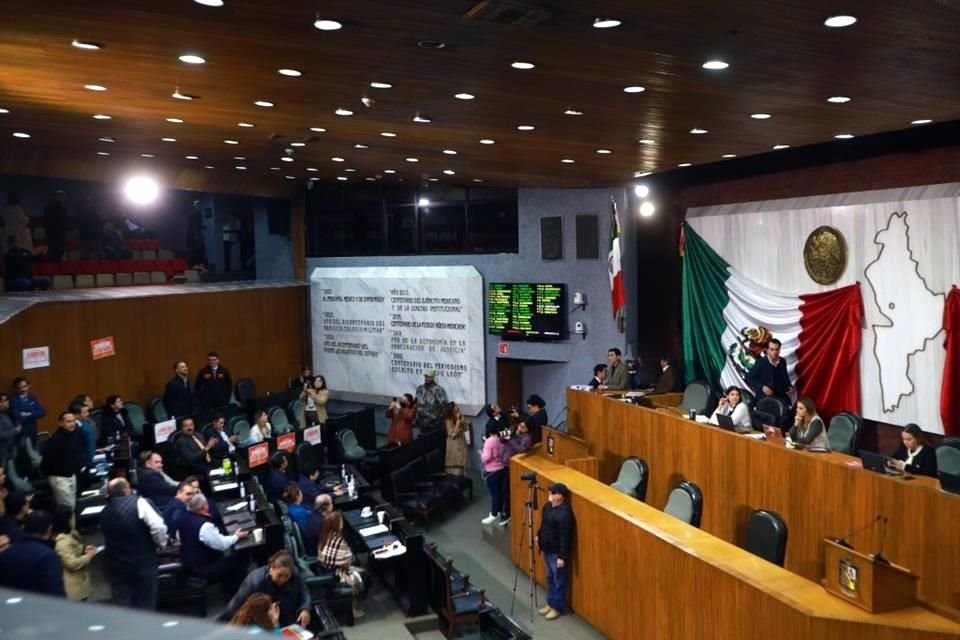 Con 21 votos a favor y 21 abstenciones, se retornó el Paquete Fiscal a la Comisión de Presupuesto.