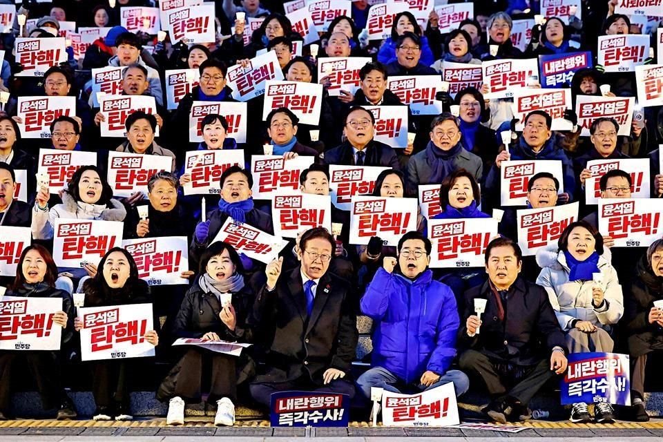 En Corea del Sur, su Presidente, impuso la ley marcial, solo para levantarla horas después ante las protestas de la oposición, la negativa de los legisladores y el descontento de la población (foto).