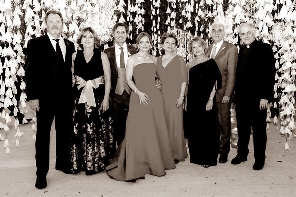 Ricardo Deschamps, Claudia Méndez de Deschamps, Zacarías Méndez, Maruca de Méndez, Norah Méndez Saldaña, Verónica Méndez de Ramón, Antonio Ramón y Padre Santiago Pérez