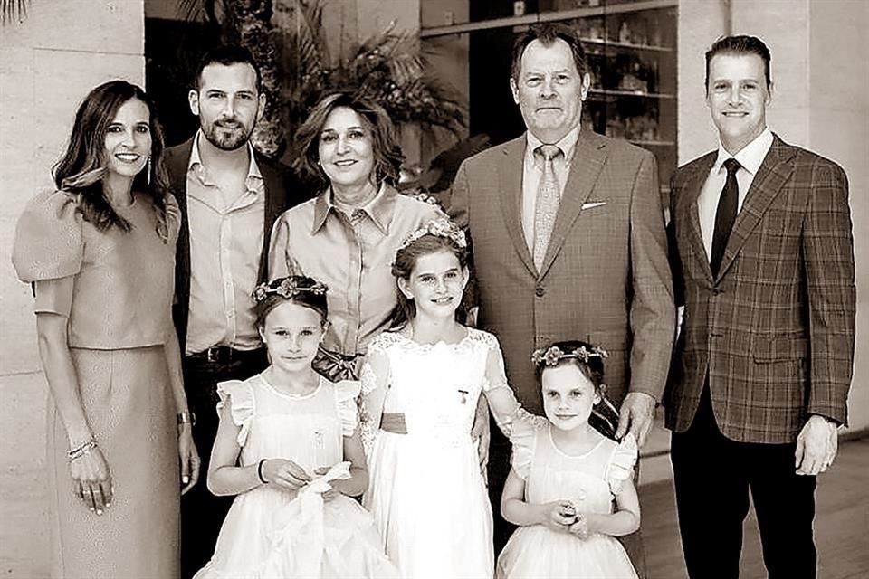 Bárbara Deschamps de Tamayo, Alejandro Deschamps, Claudia Méndez de Deschamps, Ricardo Deschamps y Manuel Tamayo, con las niñas Manola, Emilia y Renata Tamayo Deschamps.