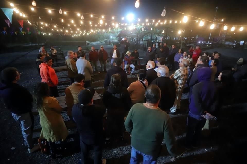 Personal de Municipio de Santa Catarina acudió a la reunión para escuchar las opiniones de los residentes.