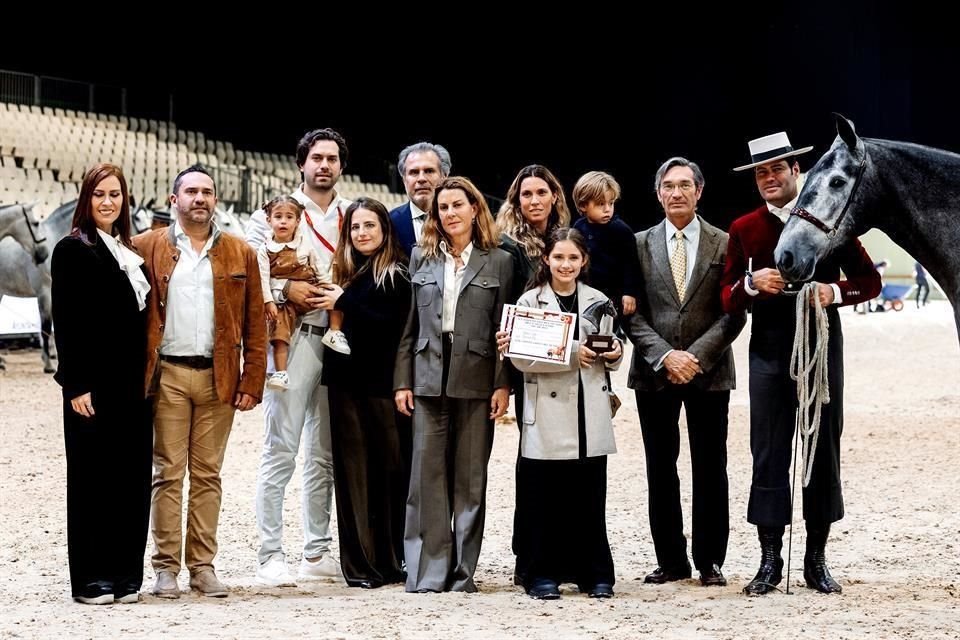 Karla Morales, Jaime Ochoa, Juan Carlos Morales con Alana Morales Gutiérrez, Andrea  Gutiérrez, Abelardo Morales Purón, Bárbara Garza Lagüera, Lorena Morales con David Morales y Roberta Carrillo