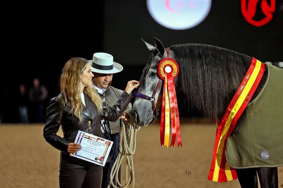 Lorena Morales junto a 'Cuauhtémoc Mor', campéon del mundo