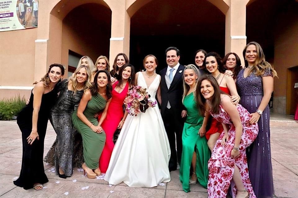 Los novios con un gruop de amigas.