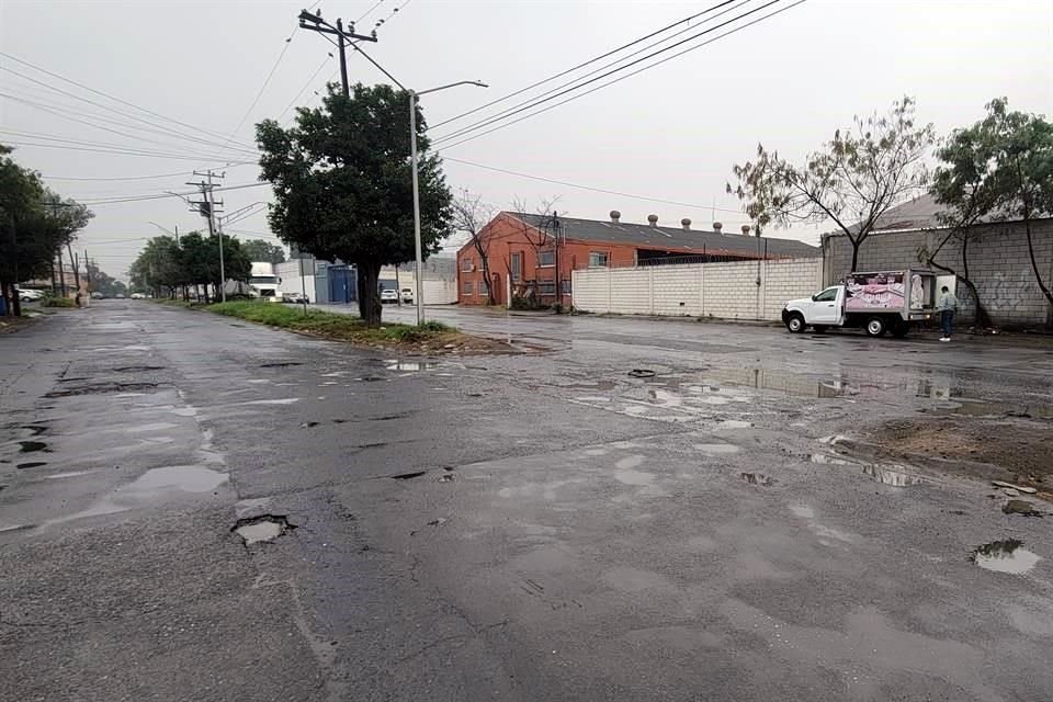 Debido a que el problema de los baches es recurrente, los vecinos llevan años solicitando a la autoridad rehabilitar esta vía con concreto hidráulico, aunque no han tenido respuesta.