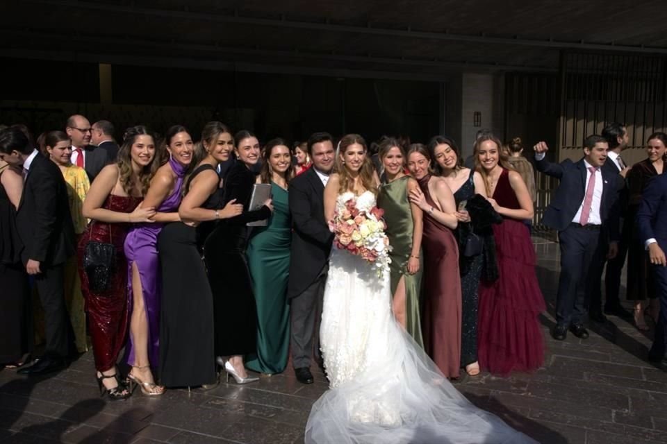 Los novios con un grupo de invitadas.