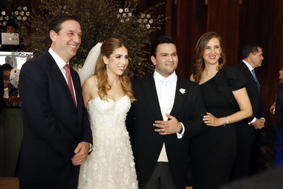 Rodrigo Padilla y Érika Sada de Padilla, con los novios