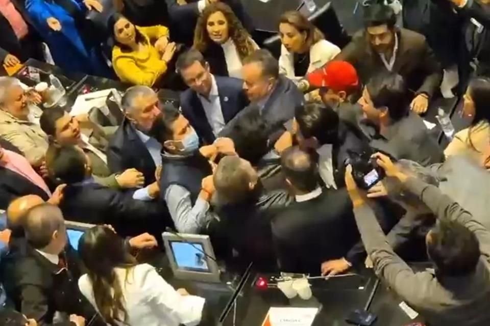 Senadores de Morena y el PAN protagonizaron un zafarrancho en plena votación, ante dichos contra Miguel Ángel Yunes.
