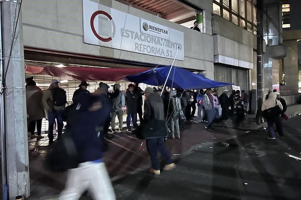 Habitantes de Guerrero afectados por el huracán 'John' tomaron las oficinas del Bienestar para exigir que se retome censo de damnificados.