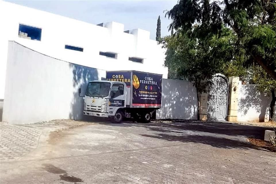 El camión de una ferretería usa como estacionamiento la calle Zacatenco, al interior de Prados de la Sierra.