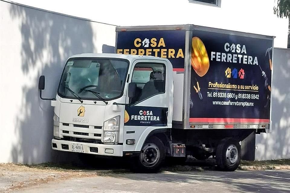 El camión de una ferretería usa como estacionamiento la calle Zacatenco, al interior de Prados de la Sierra.