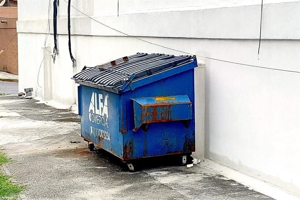 Este bote de basura, sobre la acera de Zacatenco, pertenece a un negocio cuyo frente está ubicado por Alfonso Reyes.