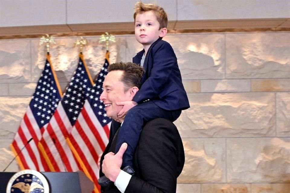 El CEO de Tesla Elon Musk, con su hijo 'X' sobre sus hombros, asistió al Congreso de EU para reunirse con legisladores.