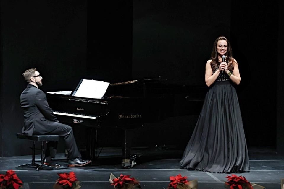 Acompañada al piano por John Arida, Isabel Leonard interpretó piezas de ópera, zarzuela y de Broadway.