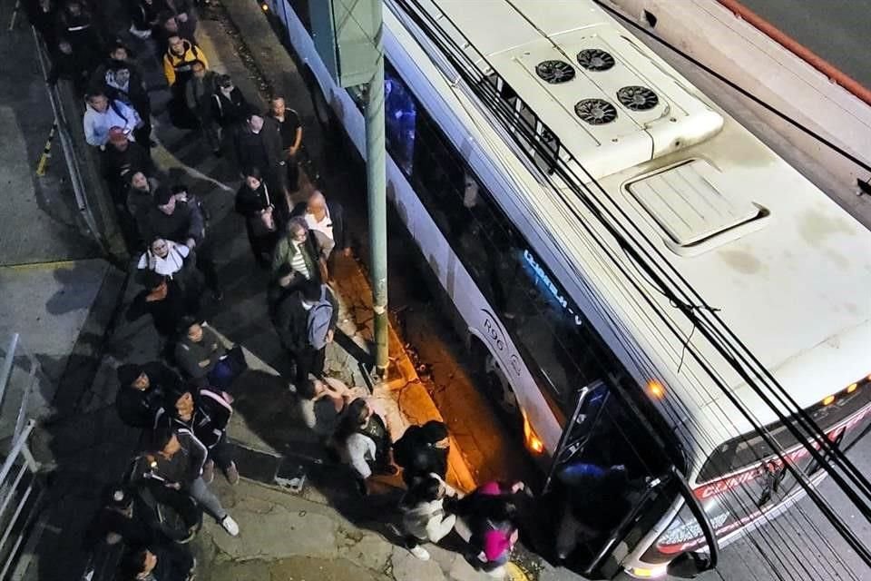 Usuarios sufren largas filas para tomar el transporte público.