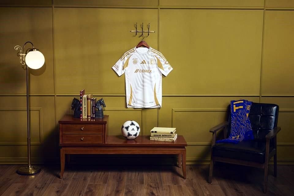 El tercer uniforme de Tigres es blanco con tonos dorados.