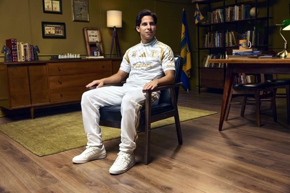 Diego Lainez posa con el nuevo jersey.