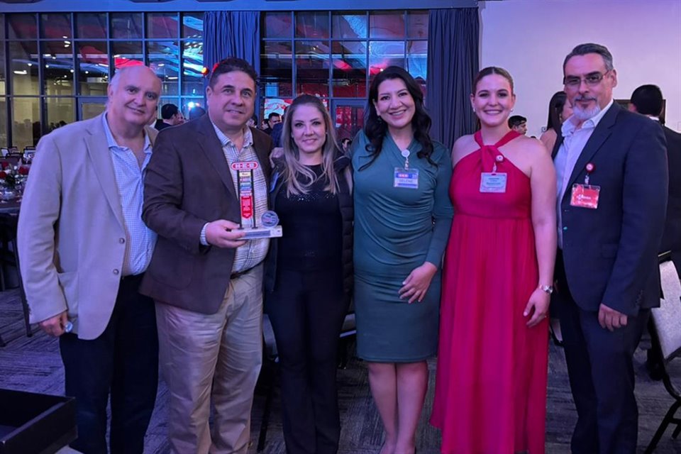 Eduardo Hovelman, Carlos Fernández, Paola Flores, Selene Espinosa, Erika Hovelman y José Ángel Macias.