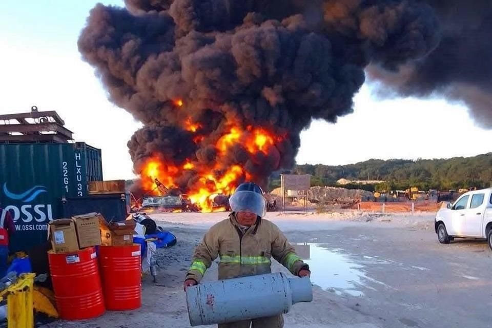 El Departamento de Bomberos de Escárcega informó que la conflagración ocurrió en un depósito de combustible (diésel) de la Defensa y debido a este incidente 50 personas fueron desalojadas.