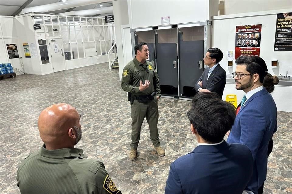 SRE visitó un centro de procesamiento de migrantes en Tucson, Arizona, en el marco de la gira en EU del Canciller Juan Ramón de la Fuente.