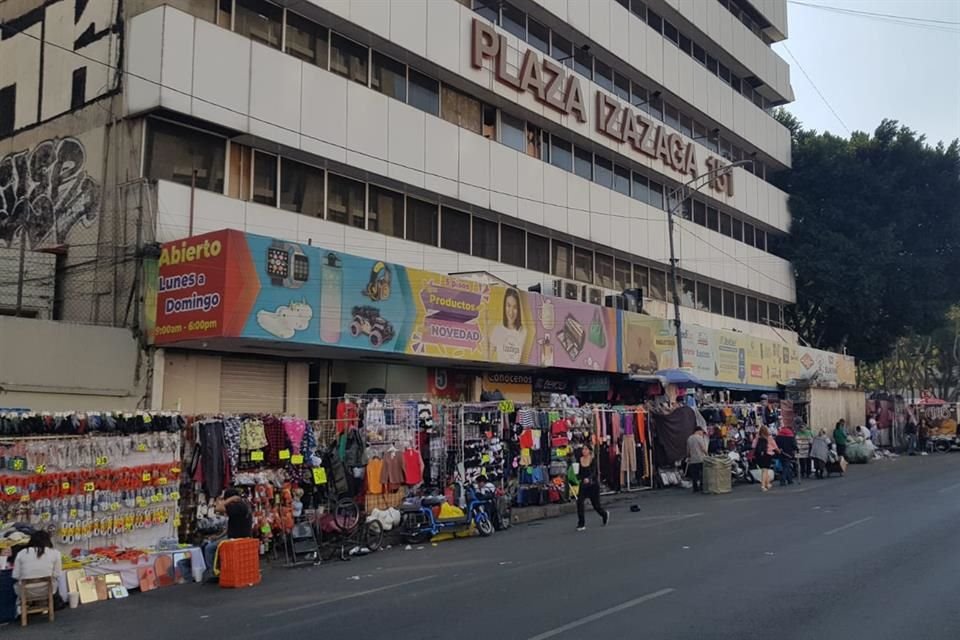 En la plaza Izazaga 151, las señalizaciones para casos de emergencia orientan hacia los accesos principales, donde los visitantes se encuentran con aceras ocupadas por vendedores.