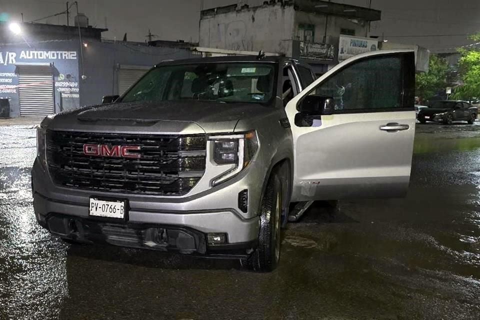 La víctima aceleró su camioneta GMC Sierra y escapó de los sicarios que le dispararon en al menos 13 ocasiones.