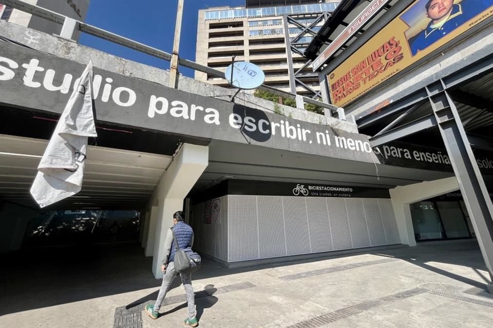 Usuarios de bicicleta se ven orillados a colocar sus unidades a fuera del espacio, sin garantizar su seguridad. 